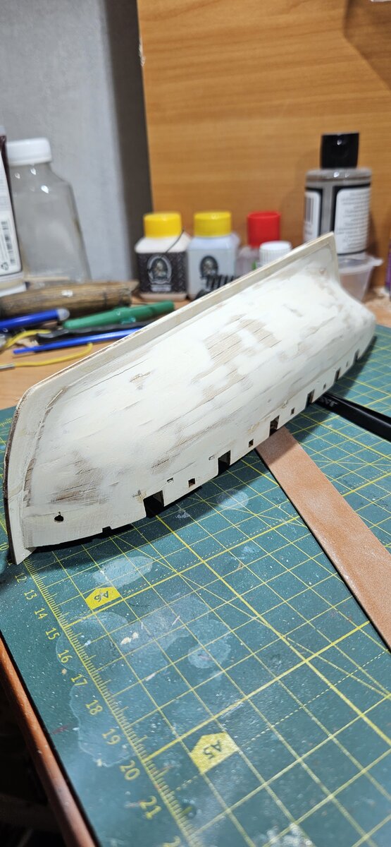 При черновой обшивке было принято решение клеить на суперклей (цианакрилат). Как же сильно пострадали мои бедные пальчики😅