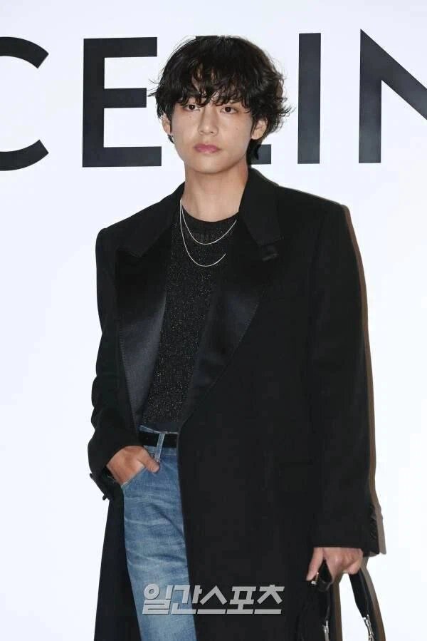 Тэхен бтс 2023. Kim taehyung 2023. Тэхен celine 2023. Тэхен селин. Тэхен селин.