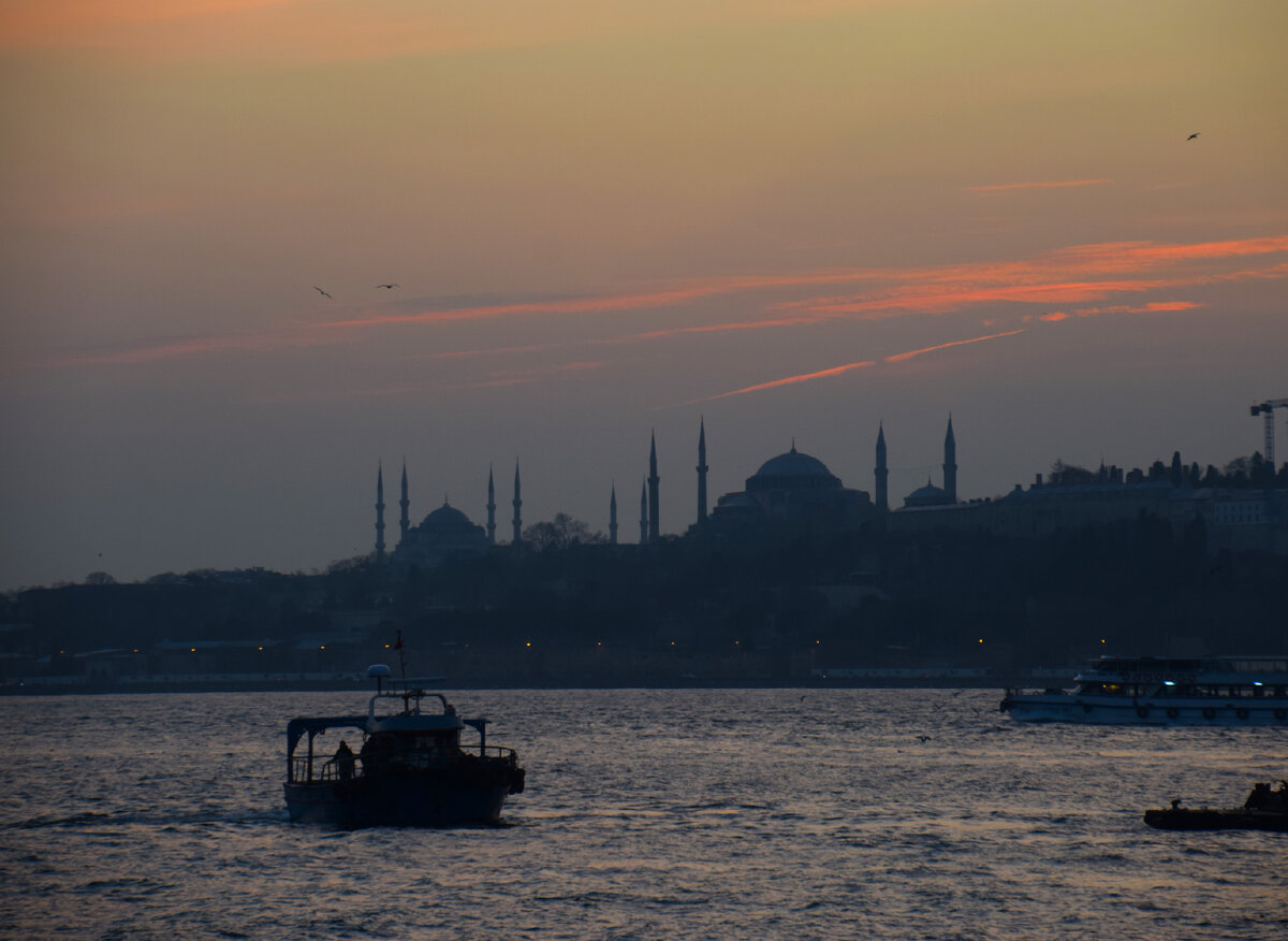 Исторический полуостров на закате. Айя-София, Мечеть Султанахмет. Вид с набережной Ускюдар, азиатской стороны