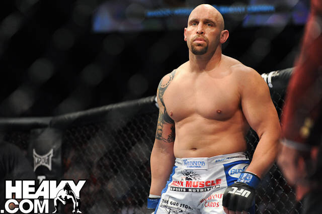 Шейн Карвин был к тому моменту не побежден в ММА, а в UFC выиграл все 3 боя нокаутами в 1 раунде