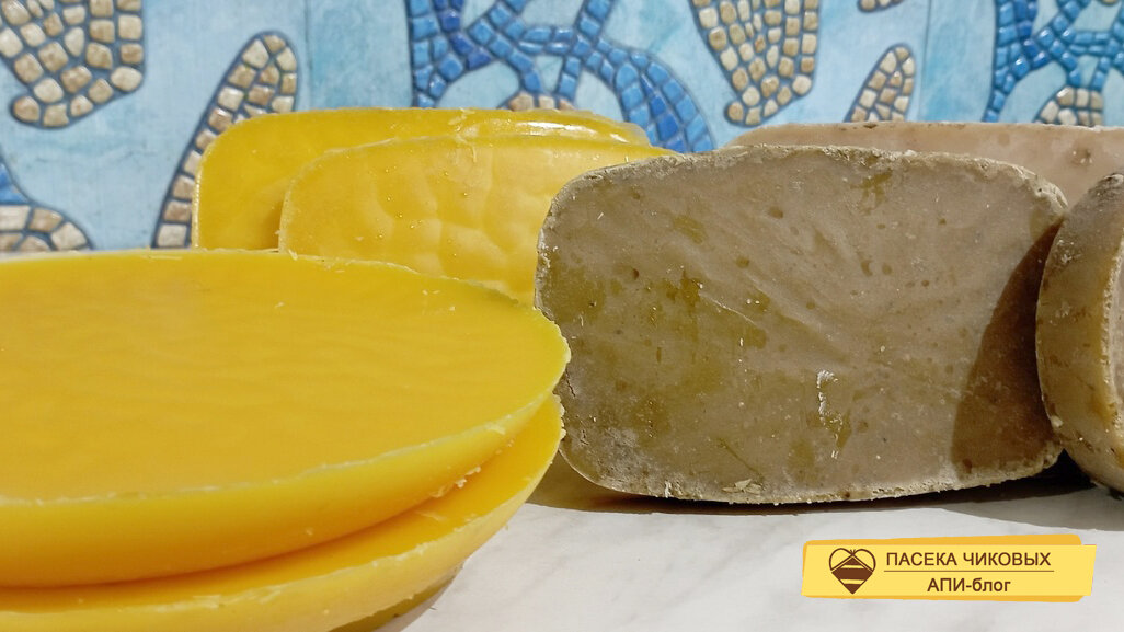 Слева - забрусный воск, а справа - перетопленные рамки с заводской вощиной