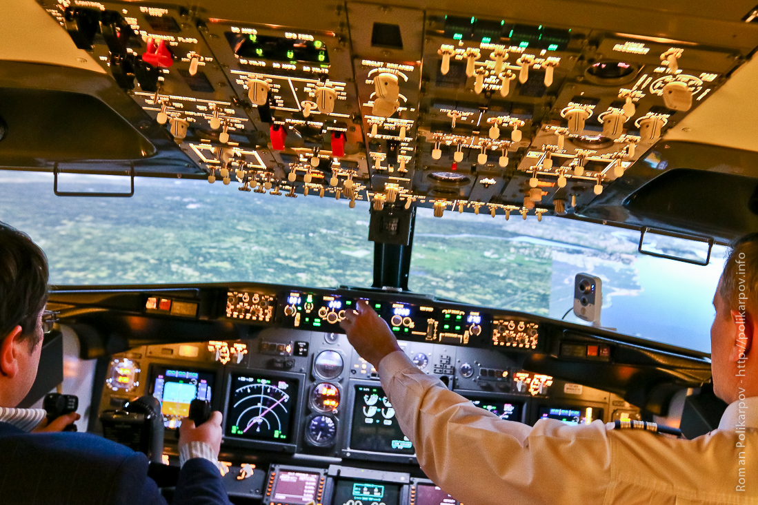 Авиатренажер. Авиатренажер Boeing 737. Тренажер самолета Боинг 737. Тренажер Боинга 737 в Санкт-Петербурге. Тренажер Боинга 737 в Москве