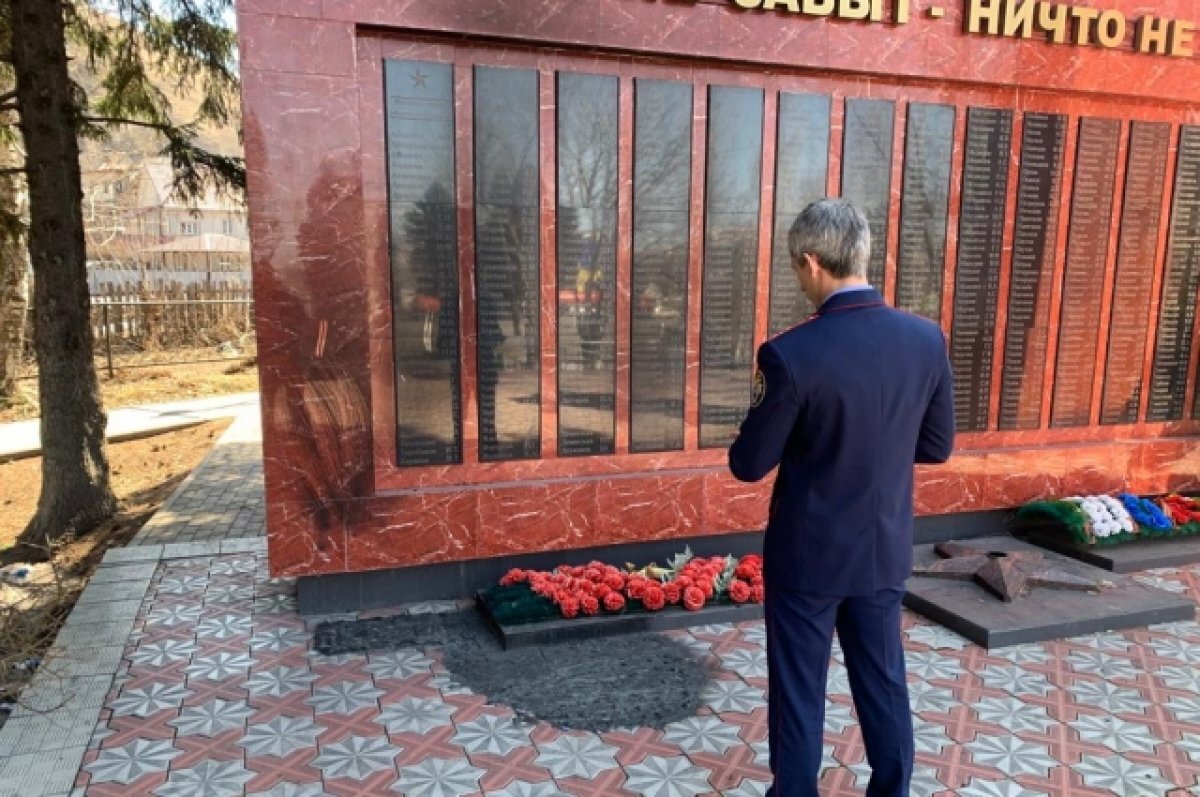    На Алтае подросток поджег венок возле мемориала в Сквере Победы