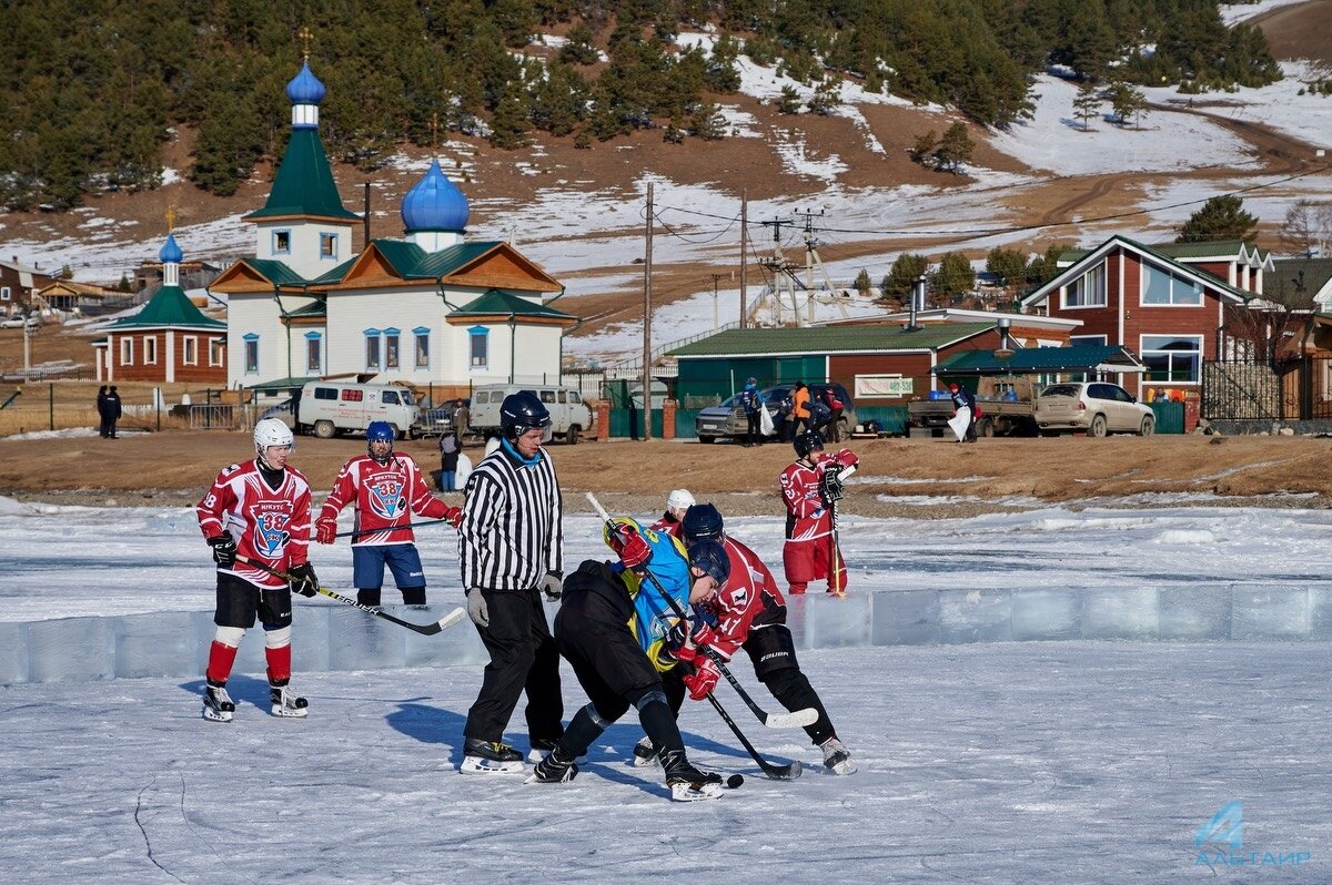 Хоккей на байкале 2024. Лед Байкала. Хоккеист на Байкале. Хоккей с шайбой Иркутск. Хоккейный лед.