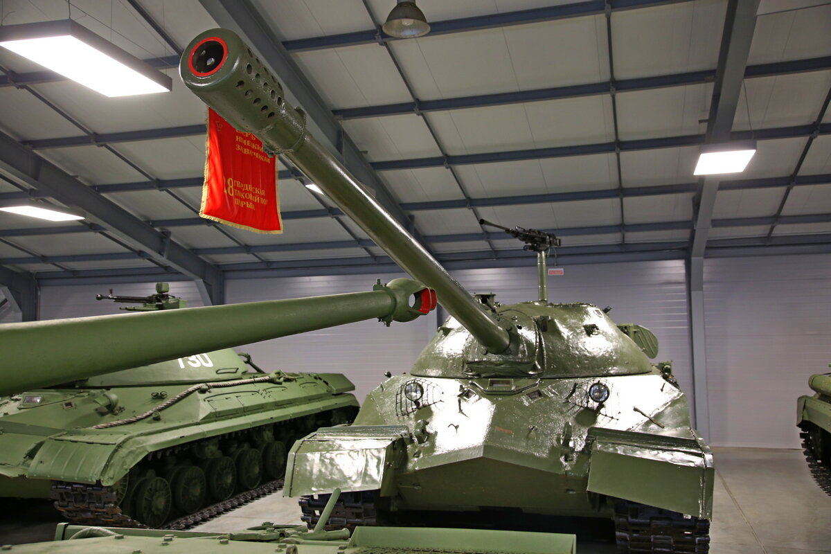 ИС-7 — венец эволюции тяжелых танков. Создан для борьбы с немецким сверхтяжелым танком «Маус».-1-3