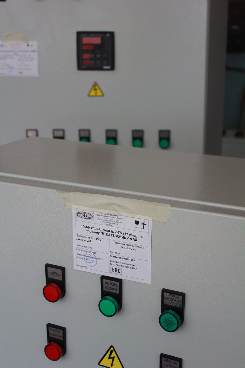 Шкафы теплопунктов стоят в ожидании отгрузки