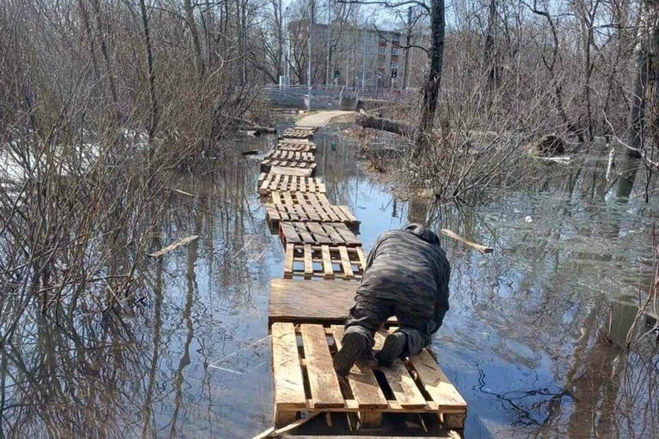     В Московском районе Нижнего Новгорода затопленную дорожку закрыли поддонами. Фото: администрация Московского района