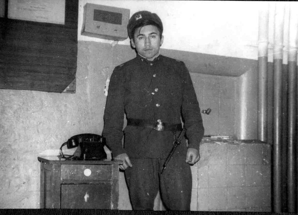 Дневальный. Этот точно не уснет...