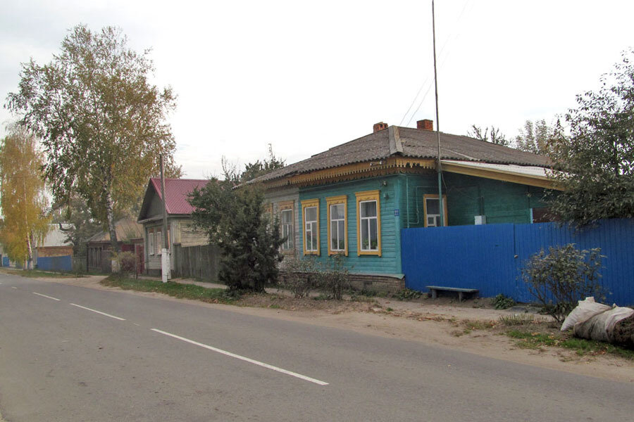 Фото с просторов интернета. Всегда удивлялась таким домам, окна которых находятся впритык к тротуару. В моём городе таких очень много.