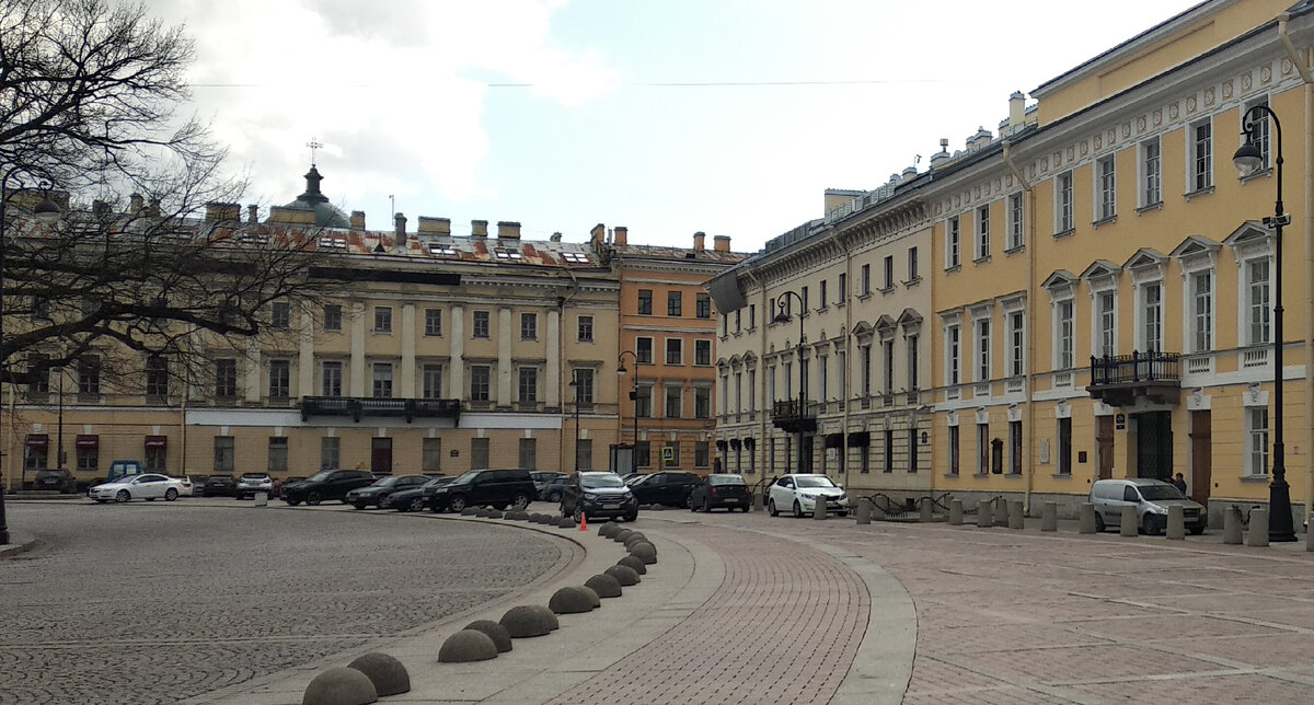 В центре Петербурга рядом с Михайловской театром на Площади Искусств в доме №3  находится музей, в котором часто происходят казусы.