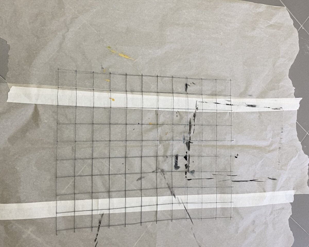 Я отрезала решетку размером примерно 45х55 см и на какое время положила под пресс, чтобы выровнять