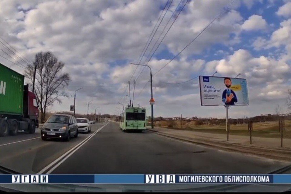     ГАИ нашла водителя фуры, который ехал по встречке и обгонял автомобили. Фото: скриншот с видео УВД Могилевского облисполкома.