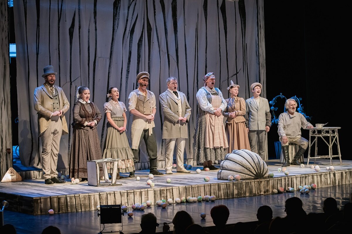     Донецкий театр представил в Сургуте комедию «Наливные яблоки»: как это было