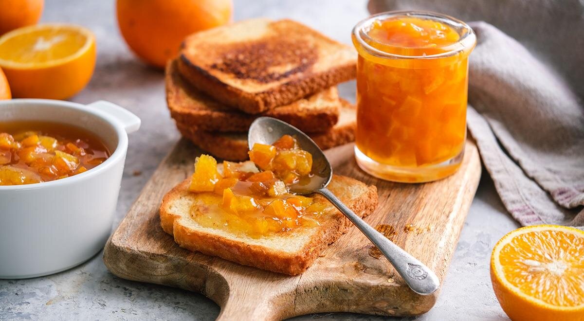 Мармелад из апельсинов – это не только тот мармелад, который нарезают кусочками и складывают в коробочку, как конфеты. И не тоненькие «апельсиновые дольки» в сахаре. Мармелад из апельсинов – это продукт, который, будучи приготовленным из любых ягод или не цитрусовых плодов, назывался бы конфитюр или джем. Да, именно так – яблочный или малиновый – это  конфитюр или джем, но апельсиновый - мармелад. И это правило зафиксировано законодательно в европейских странах еще в середине 1980-х.