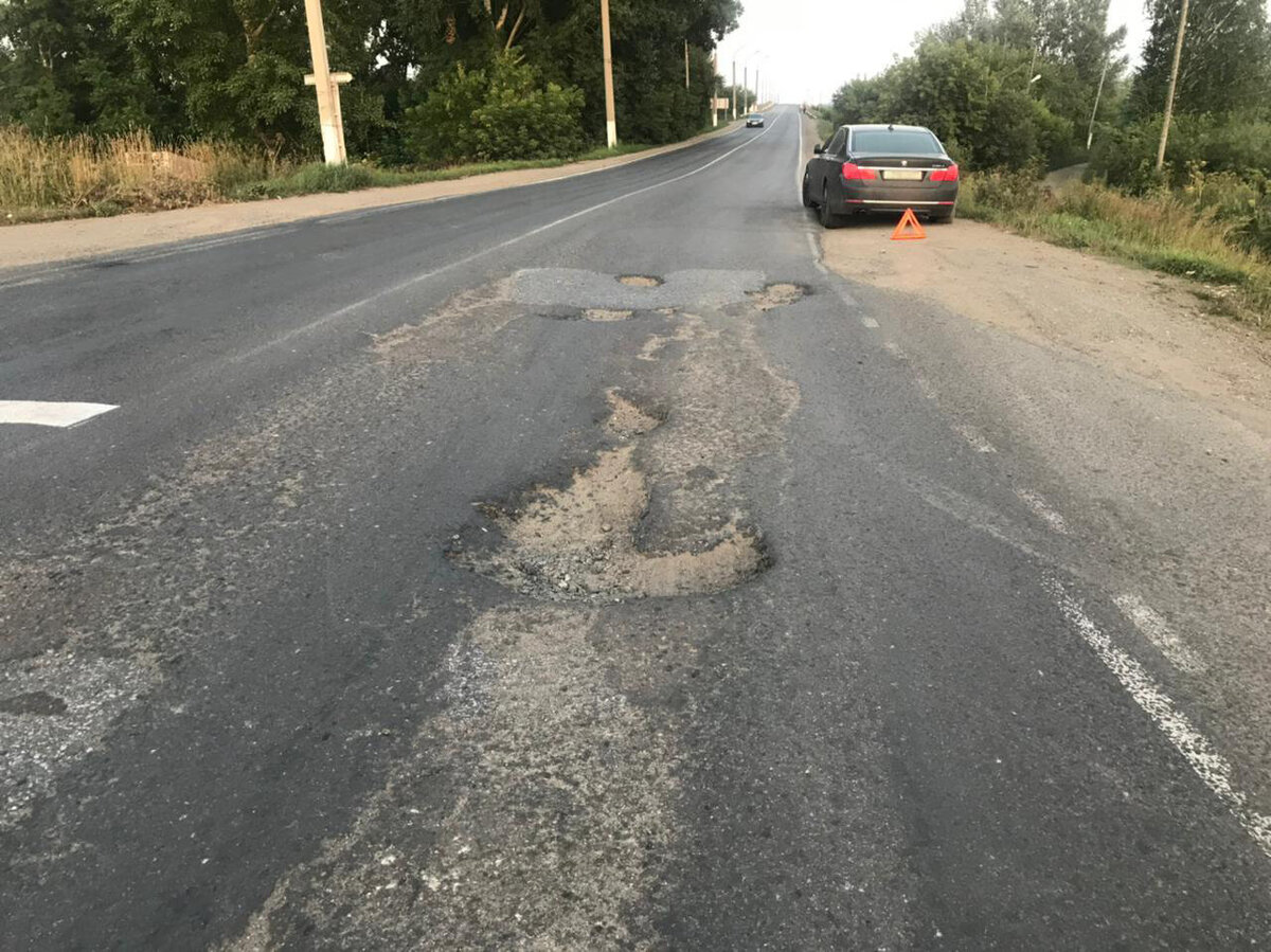 Житель Красноярска серьёзно повредил автомобиль из-за ям на кузбасской  дороге и подал на дорожников в суд | A42.RU | Дзен