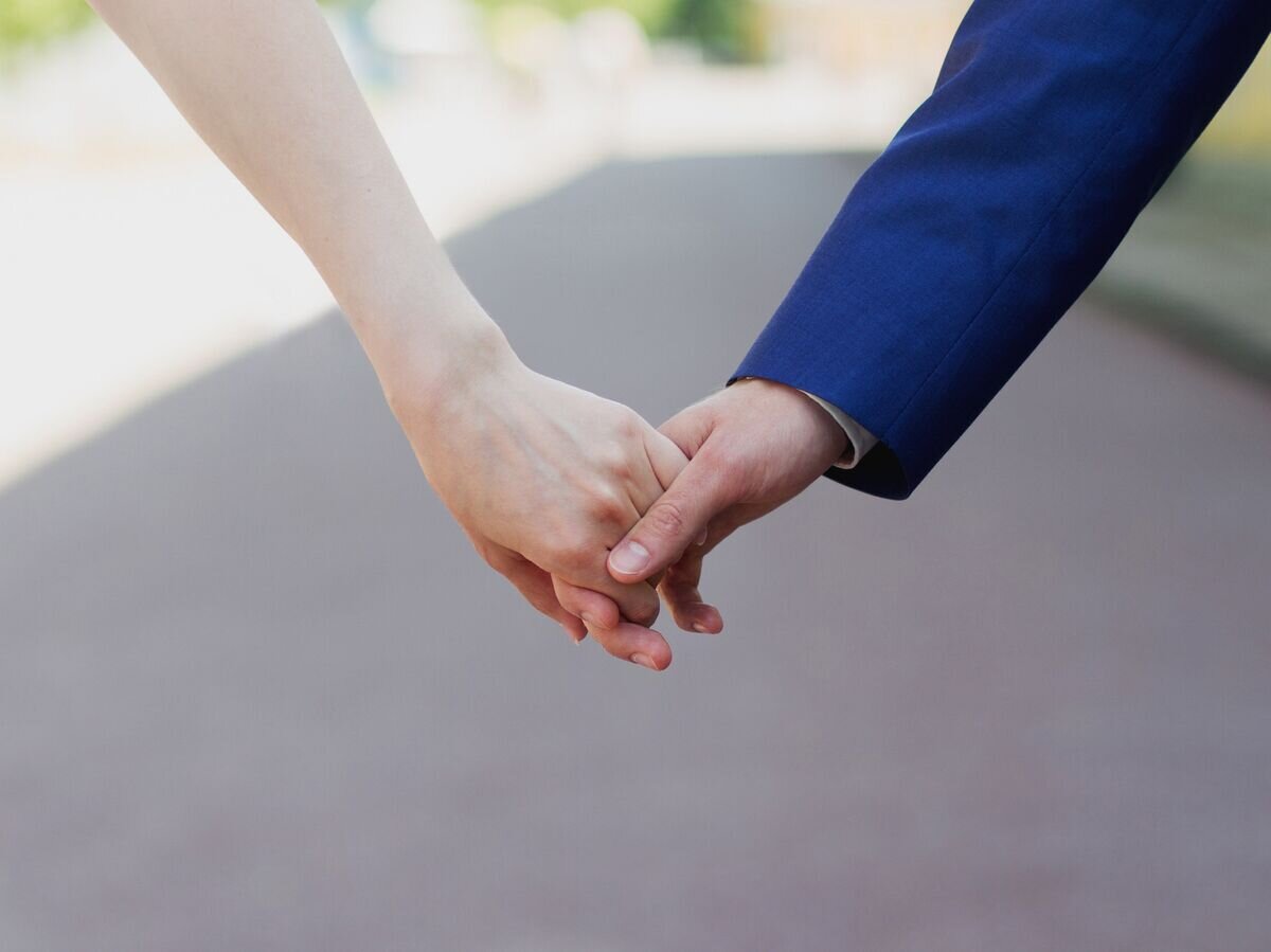    Влюбленные держатся за руки© Fotolia / zapuato