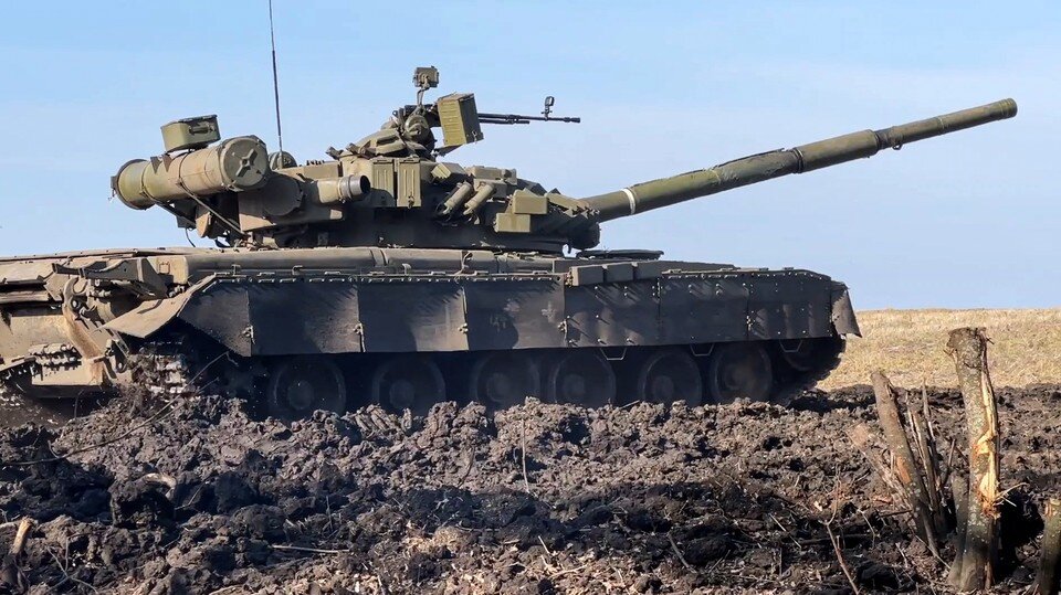    Боевая работа экипажей танков Т-80 Западного военного округа (ЗВО) в зоне проведения специальной военной операции. Фото: Пресс-служба Минобороны РФ/ТАСС