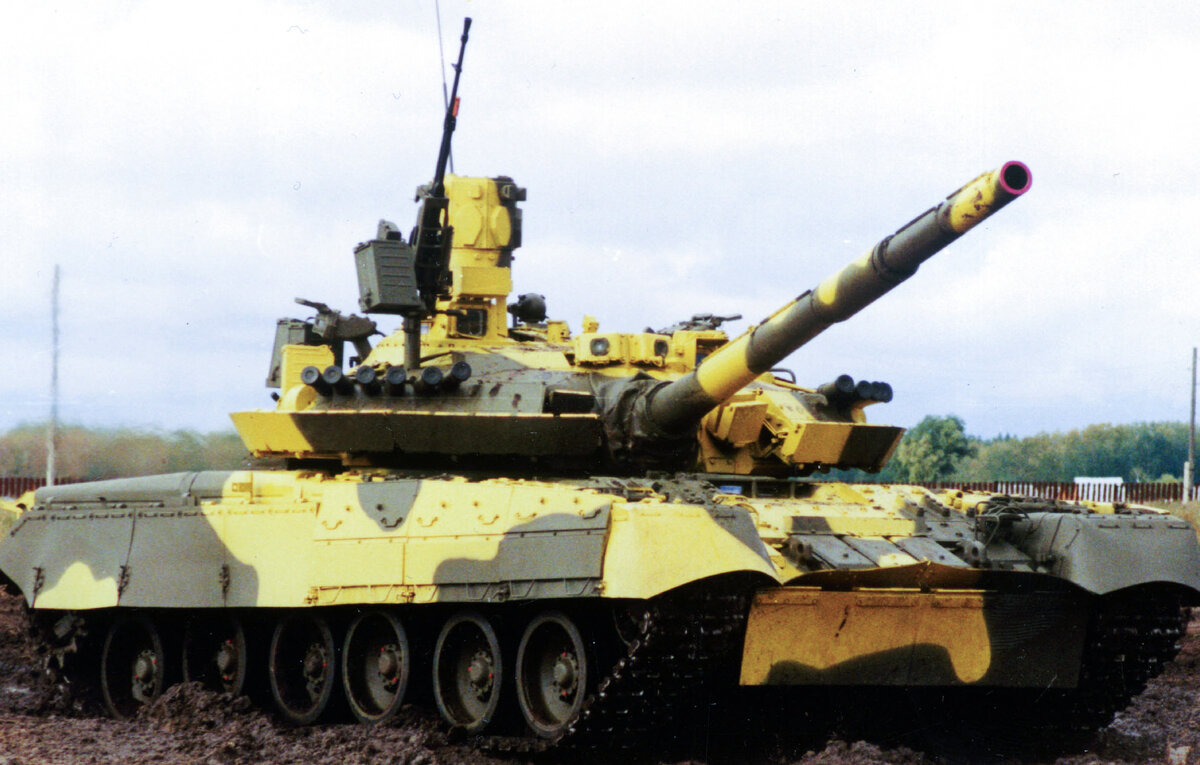   Танкт Т-80УМ-1 "Барс" с КАЗ "Арена"  "Росвооружение"/ТАСС