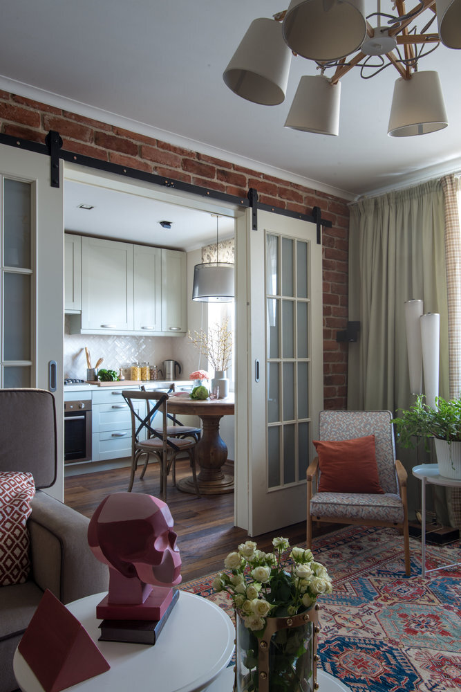 Листайте галерею. Другими броскими акцентами стали предметы декора на приставных столиках и ковер, который также добавил интерьеру уюта.