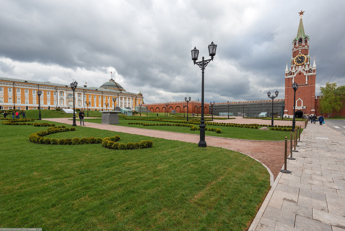 Парк московского кремля. Кремлевский сквер в Москве. Новый сквер Московского Кремля. Кремлевский (Александровский) сад. Чудов монастырь Московского Кремля.