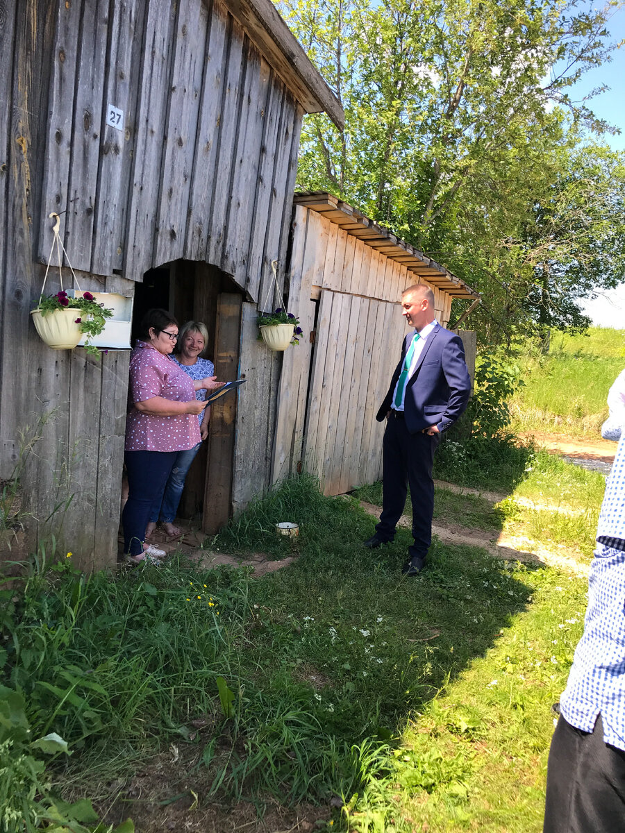 Жених выкупает невесту.