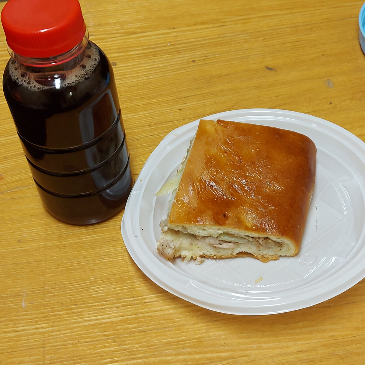 В столовых предприятиях в свободном доступе и в любом количестве были нарезаны пироги и разлит компот по бутылочкам.