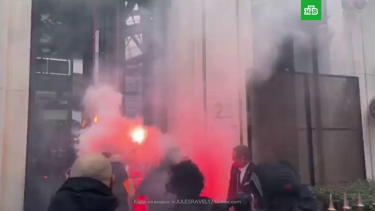    В Париже митингующие ворвались в штаб-квартиру LVMH