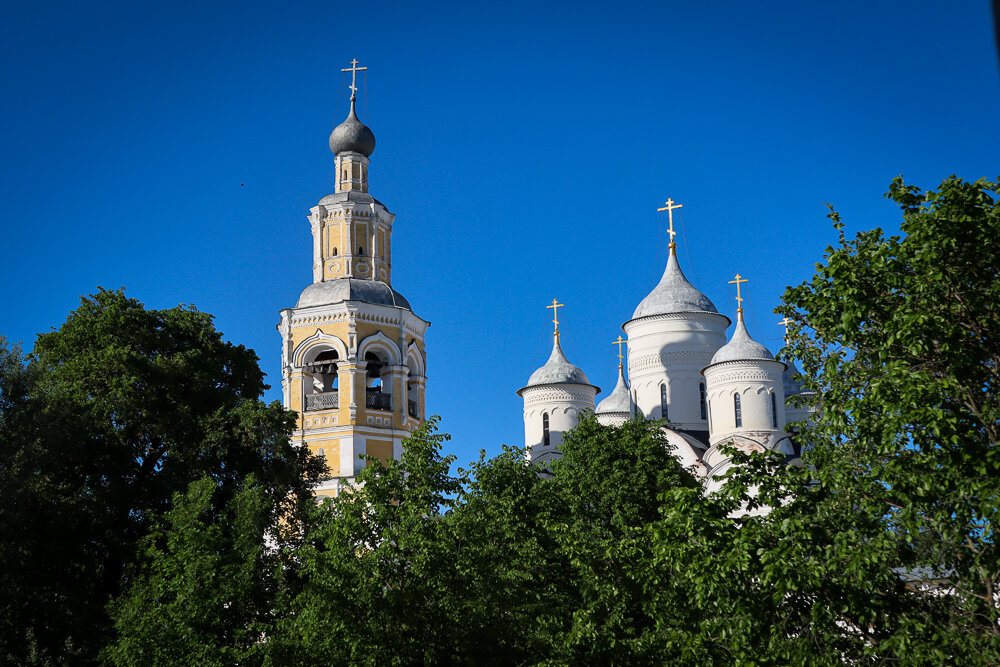 На второй день после музея Семёнково, мы посетили очень красивое место - Спасо-Прилуцкий Дмитриев монастырь. Колокольный звон соборов разлетается далеко по берегам реки.