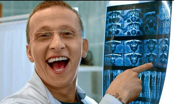 Не нравится мне эта придурковатость у главного героя, и сериал этот придурковатый тоже не нравится. Посмотрел отдельные фрагменты и мне хватило, чтобы проникнуться отвращением к этому лживому, недостоверному и порочащему медицину и врачей фильмецу