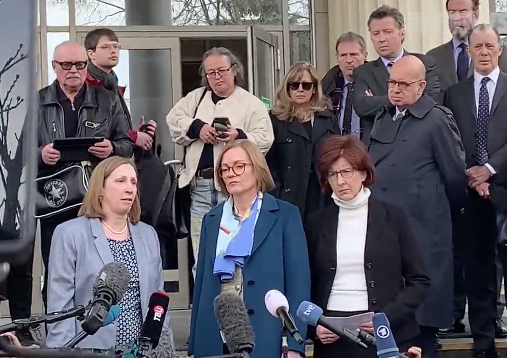 Послы США, Великобритании, Канады на судебном крыльце в Москве.  