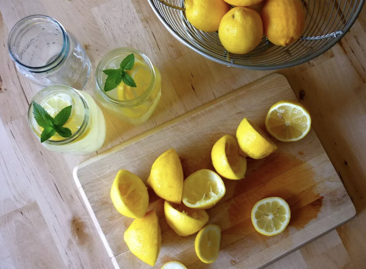 Сок из лимонов в домашних условиях. Лимонная вода. Вода с лимоном. Лимон. Стакан воды с лимоном.