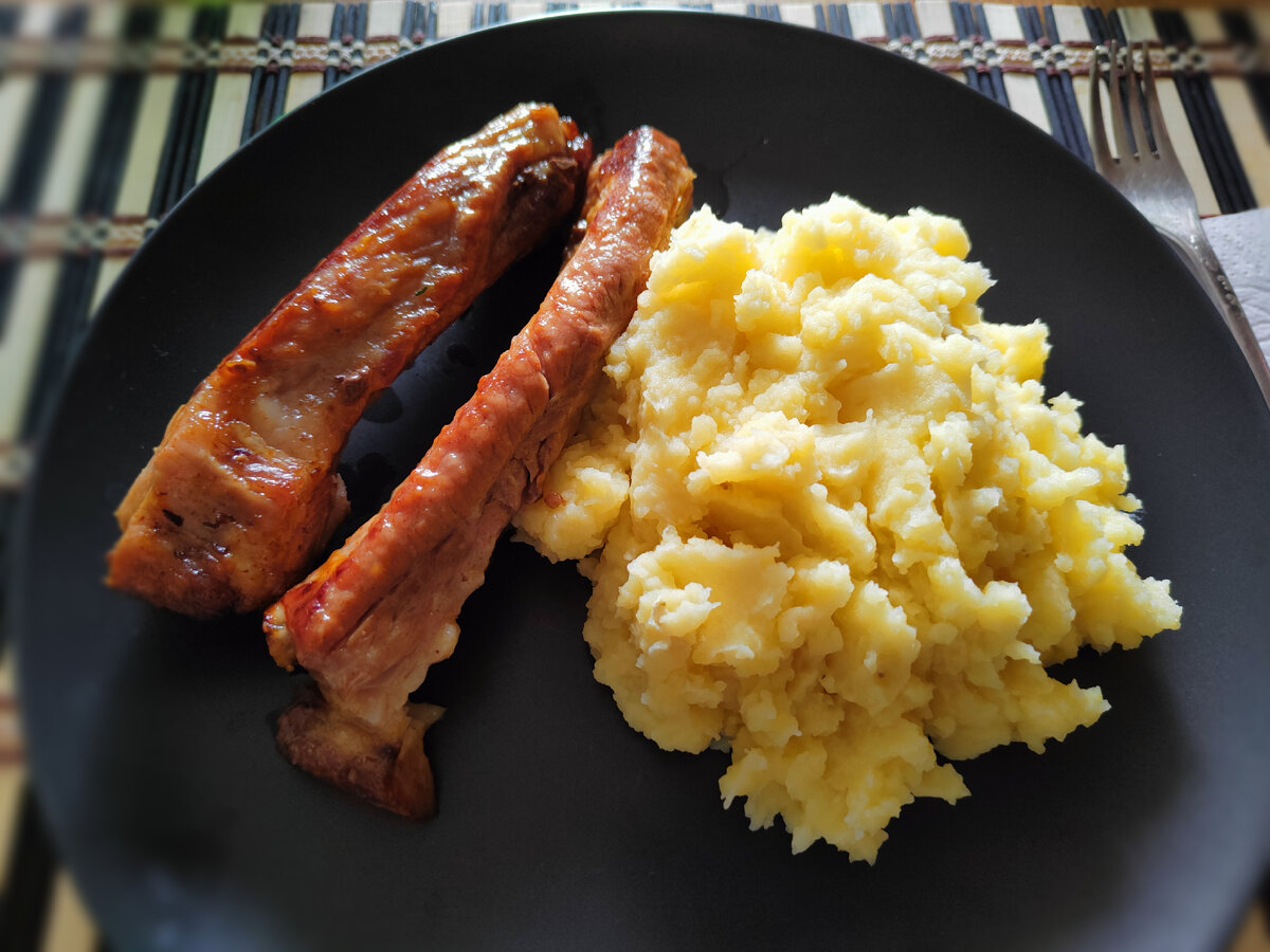 Рёбрышки, запечённые в духовке, картошка-пюре; 