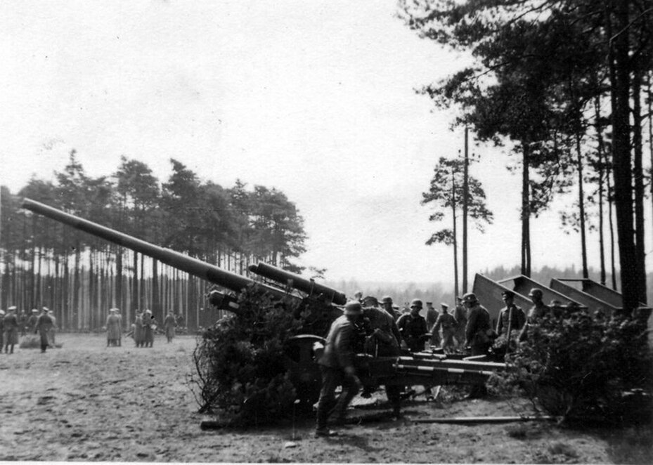 10.5 cm schwere Kanone 18 - данное орудие на роль противотанкового подходило мало из-за размеров, веса и специфики наводки, но поражать любые советские танки таки могло.