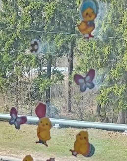 Окно с дочкиными цыплятками и бабочками