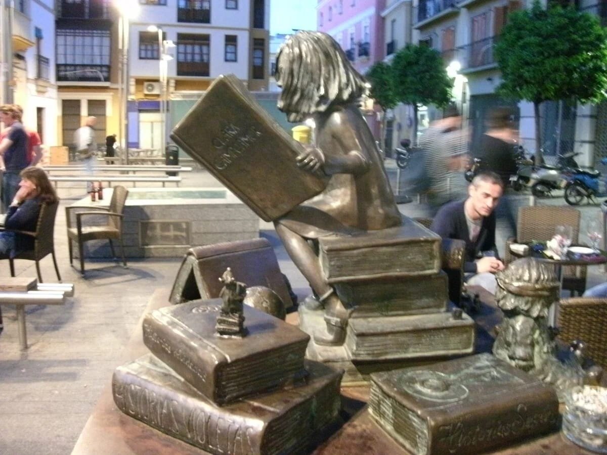 Анна Джонсон "Девочка, читающая книгу". Севилья. Испания. Фото автора.