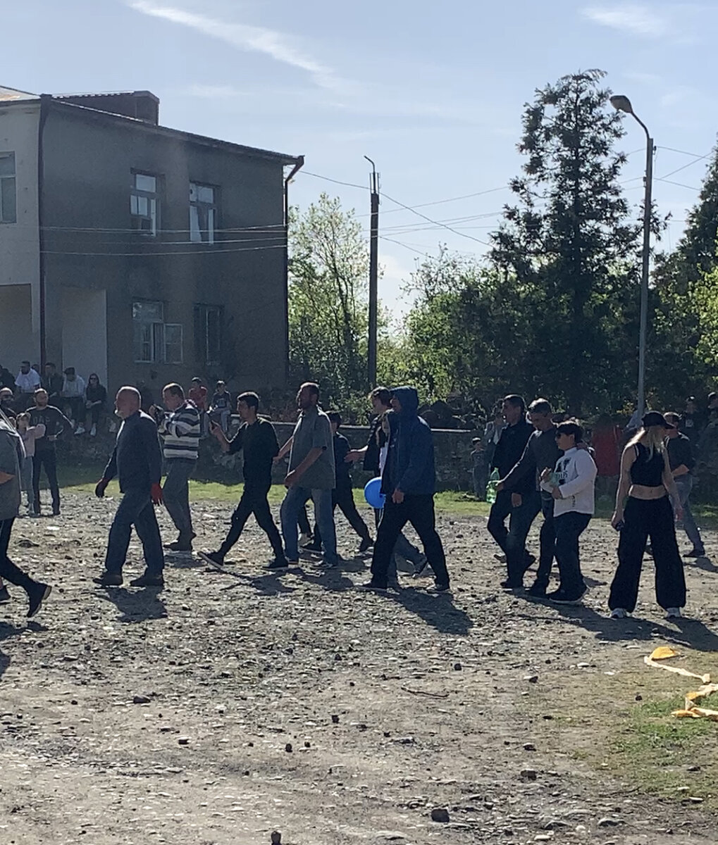 Команды идут к месту игры