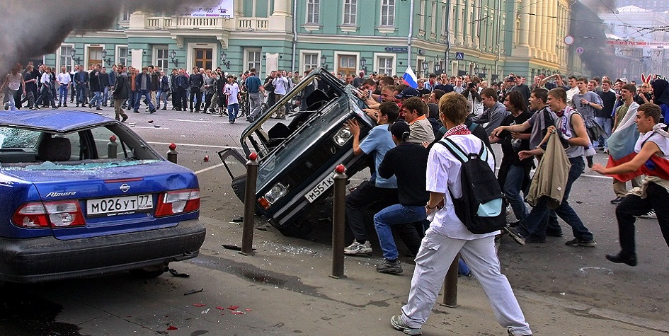 2002 год фотографии. 2002 Год Манежная площадь. Массовые беспорядки в Москве 2002. Погром на Манежной площади 2002.