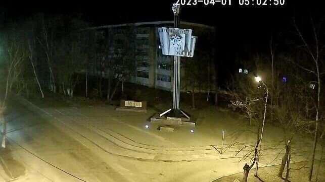     Несовершеннолетние хулиганы разбили подсветку стелы, установленной в честь 40-летия победы в Великой Отечественной войне, разрушив все фонари в Приморье. Администрация Дальнегорска отправила заявление в полицию.
