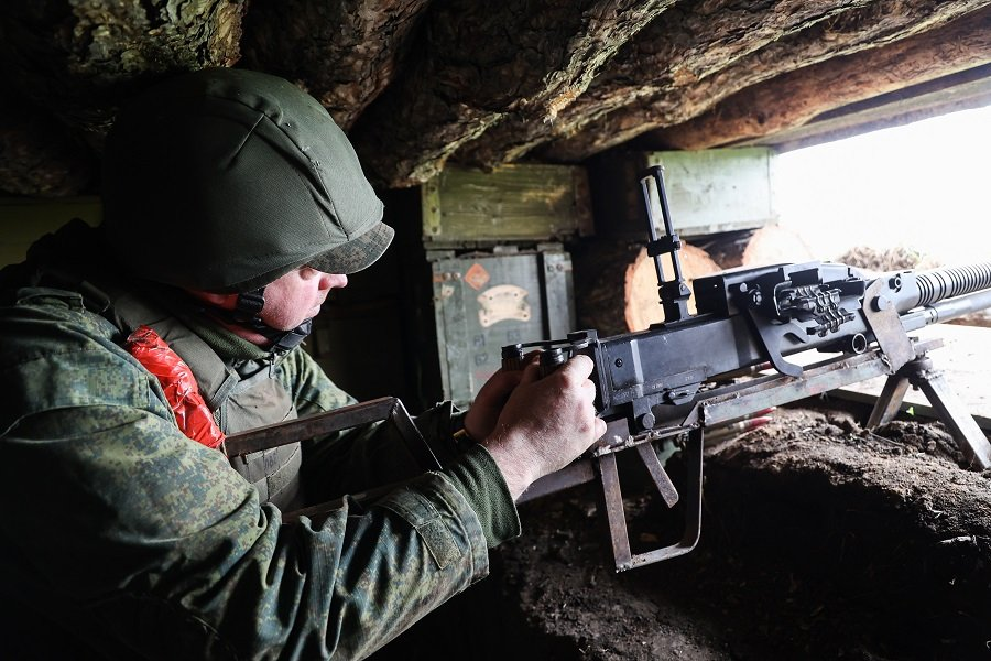 Военнослужащий добровольческого батальона в наблюдательном пункте - Фото: Валентин Спринчак/ТАСС