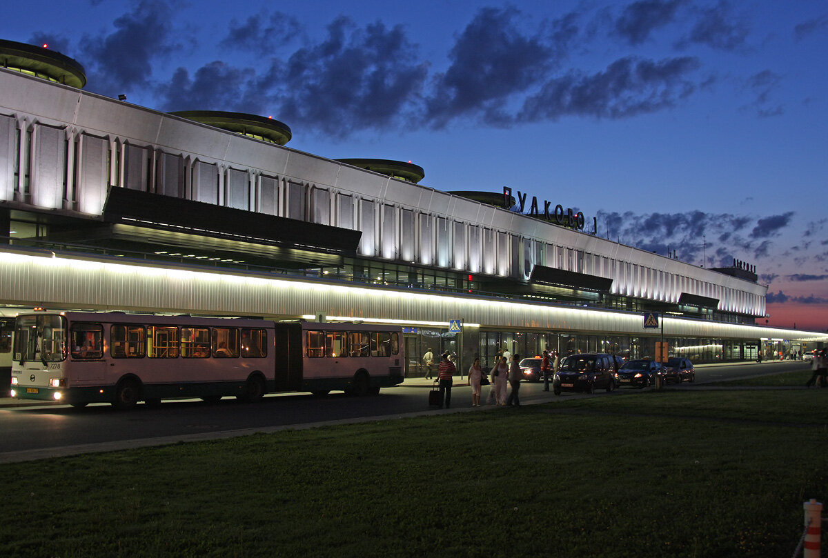 2. К дальним стоянкам работают автобусы - к ближним пассажиры идут по перрону сами. 