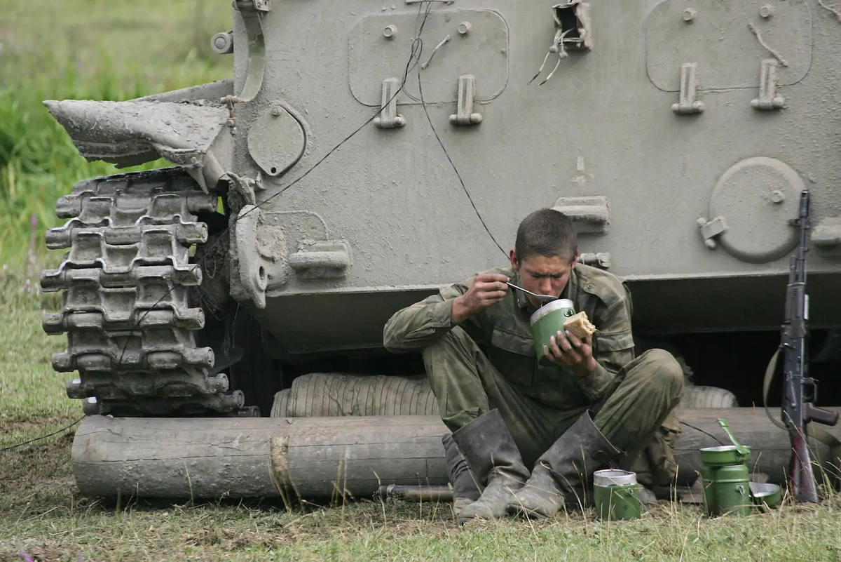 Российский солдат в югоосетинском городе Джава в августе 2008 года. DMITRY KOSTYUKOV/AFP via Getty Images