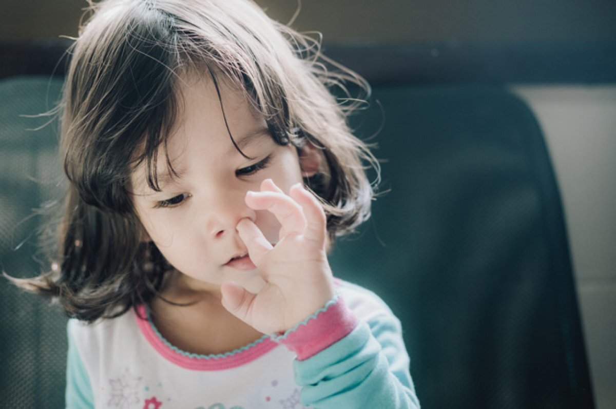    Опасно ли детям есть козявки? Наивные вопросы, которые надо задать педиатру