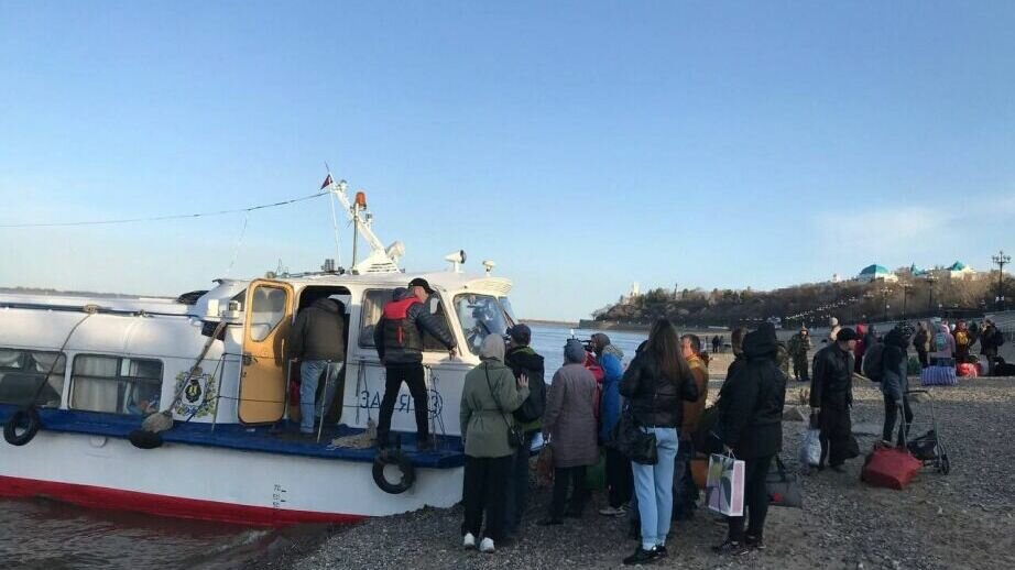     По поручению губернатора Михаила Дегтярёва первый теплоход отошел от Речного вокзала 29 апреля — на два дня раньше обычного срока. На приусадебные участки отправились около 300 пассажиров