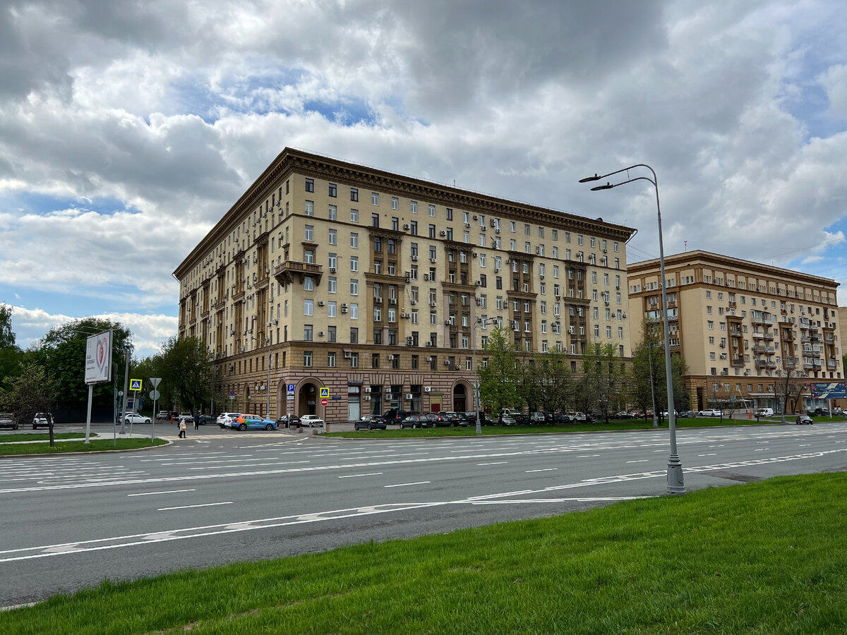 Дом №3к2, который числится за Новоспасским переулком (слева). Хотя фактически стоит на Новоспасском проезде, 2023. Фото моё.