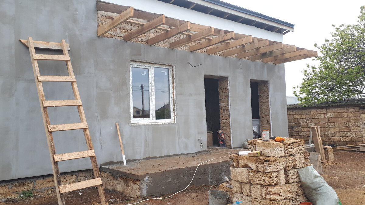 Наш домик уже с окном