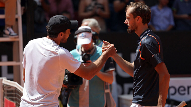    Аслан Карацев (слева) и Даниил Медведев. AFP