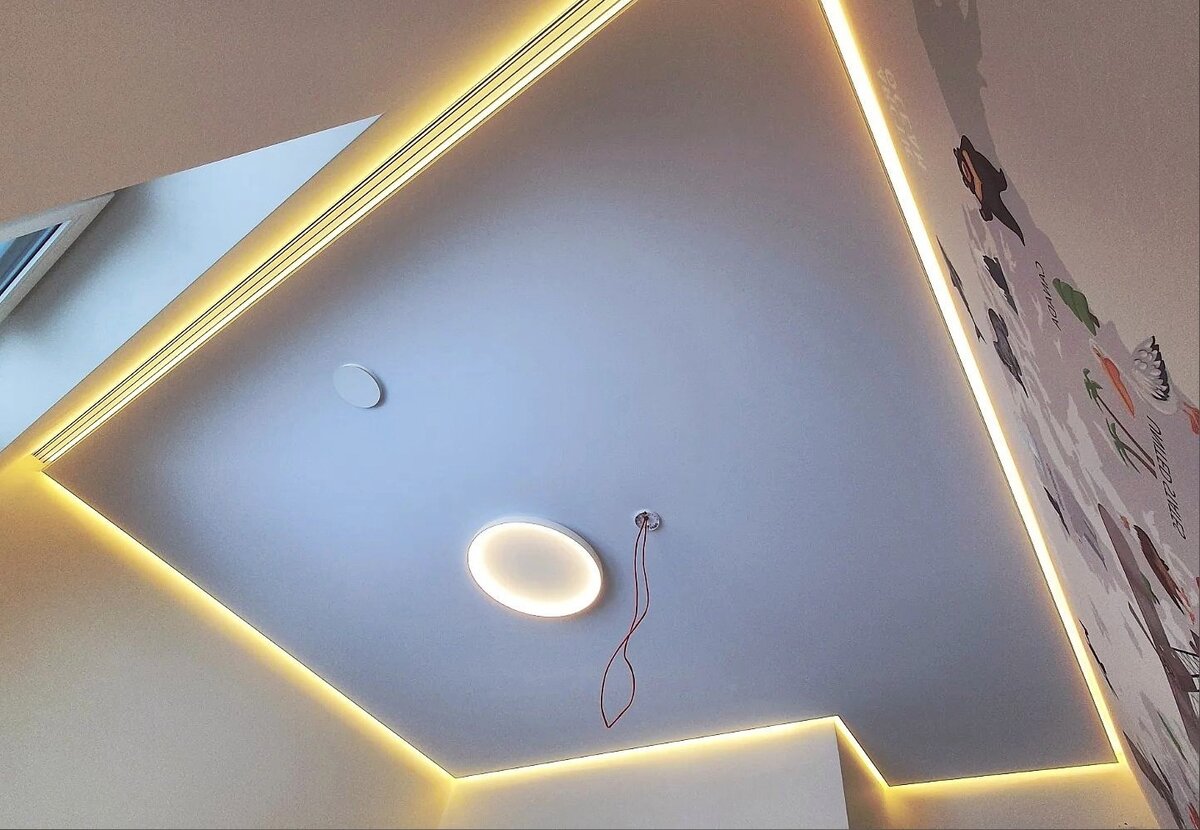 Вариант натяжного потолка (листайте карусель)