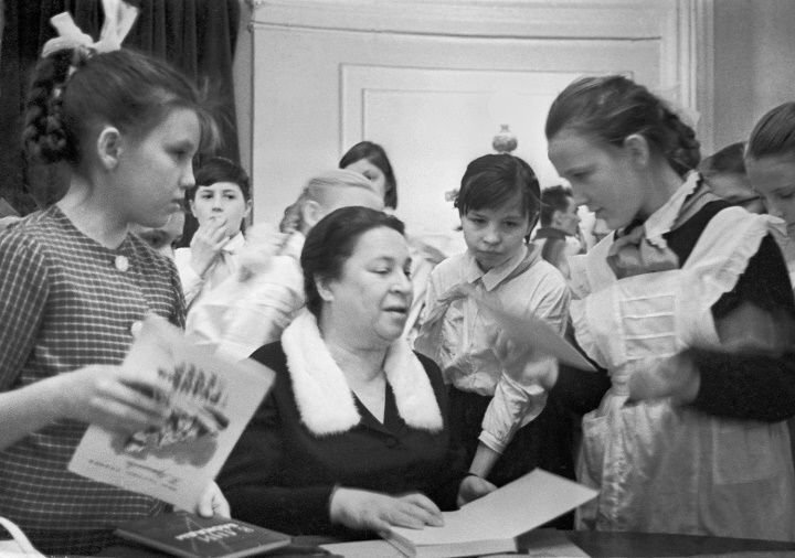      Барто и юные читатели, фото из открытых источников.