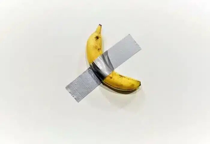    Маурицио Каттелан “Комик”