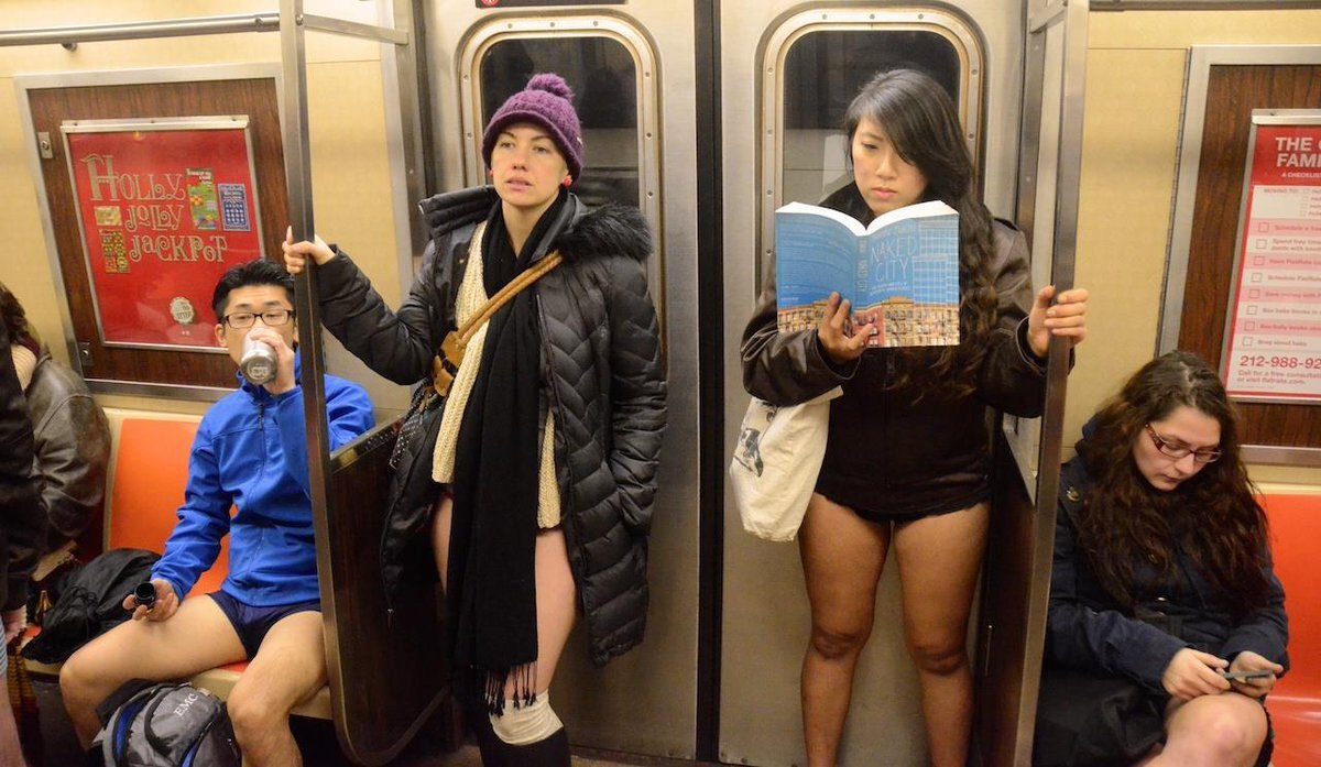 Женщина в метро. Нью Йорк метро без штанов. No Pants Subway Ride 2020. День без штанов в Нью-Йорке. Акция в метро без штанов Нью Йорк.